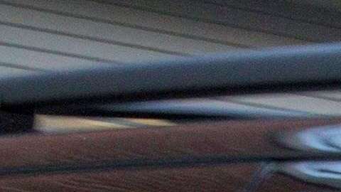 El exdirector de campaña del presidente estadounidense Donald Trump, Paul Manafort, cubre su rostro mientras sale de su casa en un vehículo en Alejandría (Estados Unidos), hoy 30 de octubre de 2017. EFE/ Tasos Katopodis