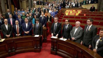 El pleno del Parlament, sin los grupos del PPC, PSC y C's, entonan el himno catalán tras aprobar la declaración de independencia.