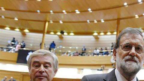 El presidente  Mariano Rajoy, tras el pleno del Senado que aprobó por mayoría absoluta las medidas que, al amparo del artículo 155 de la Constitución, prevén devolver la legalidad constitucional  Cataluña.