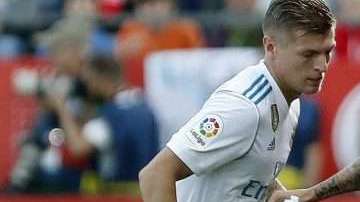 El delantero del Girona 'Portu'  disputa un balón con el centrocampista alemán del Real Madrid Toni Kroos en el estadio de Montilivi. (Foto: EFE/Andreu Dalmau)