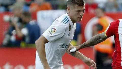El delantero del Girona 'Portu'  disputa un balón con el centrocampista alemán del Real Madrid Toni Kroos en el estadio de Montilivi. (Foto: EFE/Andreu Dalmau)