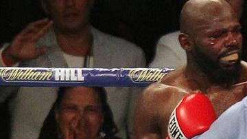 El momento en que protege a Carlos Takam de Anthony Joshua. EFE