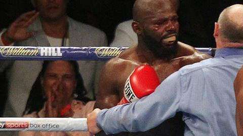 El momento en que protege a Carlos Takam de Anthony Joshua. EFE