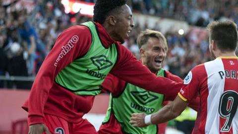 El delantero del Girona Cristian Portugués 'Portu' celebra con sus compañeros su gol al Real Madrid. (Foto: EFE/Robin Townsend)