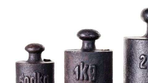 Los prototipos para medir el peso pueden ganar o perder peso porque, con el tiempo, pueden llegar a perder átomos o pueden también absorber moléculas de aire.