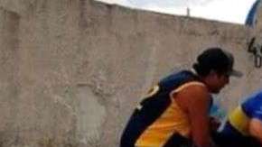 Un par de aficionados auxiliaron al individuo para desatorarlo luego de que se atorara dentro del estadio de Boca Juniors.