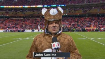 John Sutcliffe sorprendió disfrazado de oso