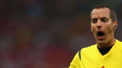 El árbitro Mark Geiger durante un partido del Mundial Brasil 2014. (Foto: Clive Rose/Getty Images)