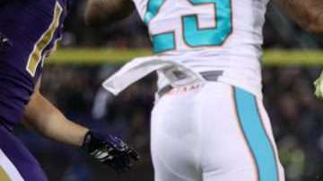 El quarterback Joe Flacco de los Baltimore Ravens es golpeado por el linebacker Kiko Alonso de los Miami Dolphins durante el partido entre ambos equipos correspondiente a la semana 8 de la NFL. (Foto: Patrick Smith/Getty Images)