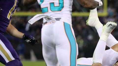 El quarterback Joe Flacco de los Baltimore Ravens es golpeado por el linebacker Kiko Alonso de los Miami Dolphins durante el partido entre ambos equipos correspondiente a la semana 8 de la NFL. (Foto: Patrick Smith/Getty Images)