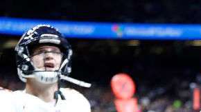 Zach Miller cuando fue retirado del estadio. Getty Images.