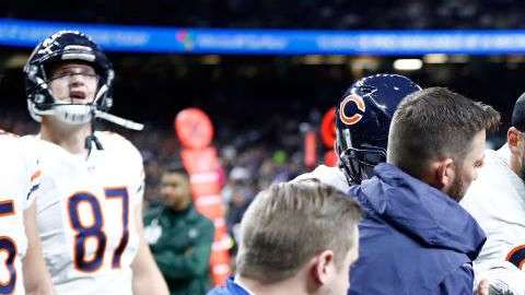 Zach Miller cuando fue retirado del estadio. Getty Images.
