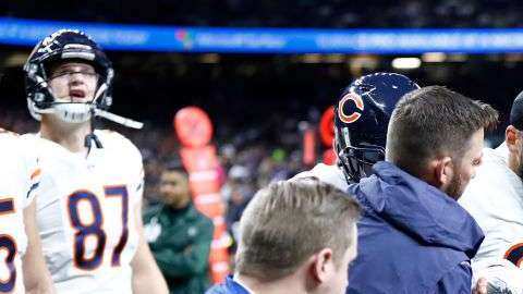 Zach Miller cuando fue retirado del estadio. Getty Images.