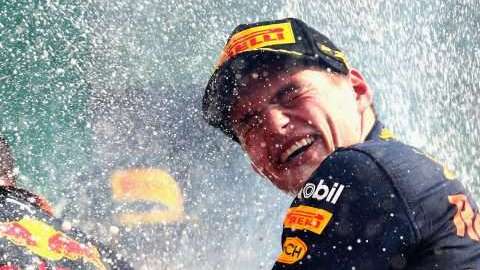 El ganador del GP de México de Fórmula 1 Max Verstappen, piloto holandés de la escudería Red Bull Racing celebra en el Autodromo Hermanos Rodríguez.  (Foto: Clive Rose/Getty Images)