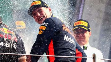 El ganador del GP de México de Fórmula 1 Max Verstappen, piloto holandés de la escudería Red Bull Racing celebra en el Autodromo Hermanos Rodríguez.  (Foto: Clive Rose/Getty Images)