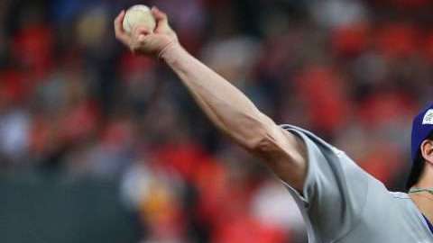 Kenta Maeda, convertido en relevista en esta postemporada, ha lanzado casi perfecto en el bullpen de los Dodgers.