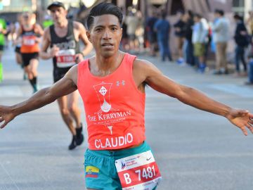El ecuatoriano Claudio Loja fue uno de los mejores latinos de Chicago en el Maratón. (Javier Quiroz / La Raza)
