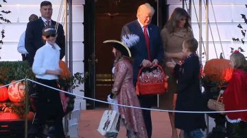 La pareja presidencial repartió dulces a los niños en la Casa Blanca.