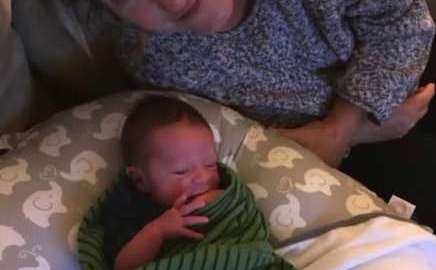 Beth Clay y su recién nacido, una incorporación para la familia muy inesperada.