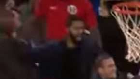 Jugadores de los Warriors de Golden State y los Wizards de Washington se trenzaron en la duela del Oracle Arena de Oakland. Foto: Especial / Tomada de la TV)