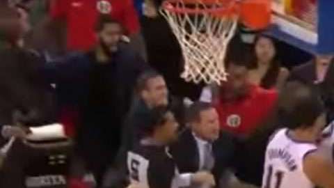 Jugadores de los Warriors de Golden State y los Wizards de Washington se trenzaron en la duela del Oracle Arena de Oakland. Foto: Especial / Tomada de la TV)