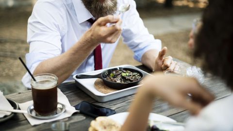 Trata de pasar la hora de la comida acompañado.