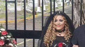 A la ceremonia, la novia Sheila Camuy llegó en un coche fúnebre. Primera Hora