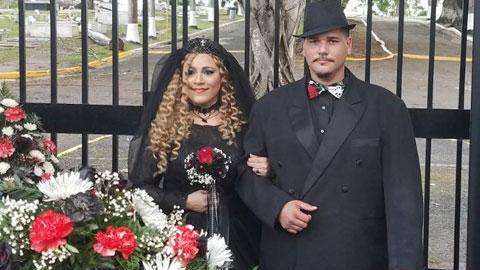 A la ceremonia, la novia Sheila Camuy llegó en un coche fúnebre. Primera Hora