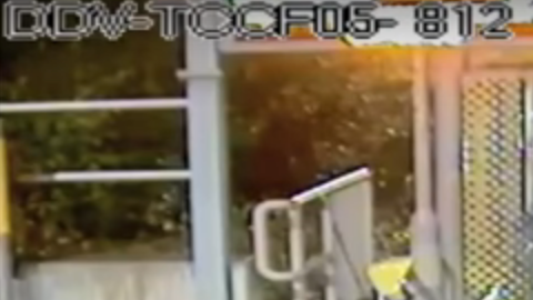 Hombre patea a otro hacia el ferrocarril