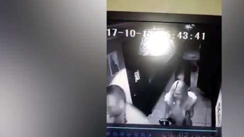 Cámaras de seguridad captaron al trío saliendo del club nocturno.
