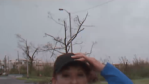 Reporteros de WAPA TV informando sobre el paso del huracán María desde la isla.