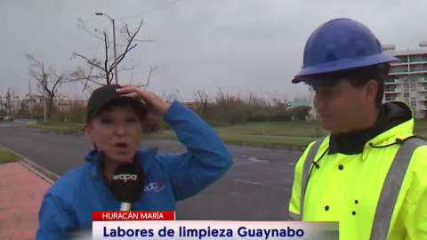 Reporteros de WAPA TV informando sobre el paso del huracán María desde la isla.