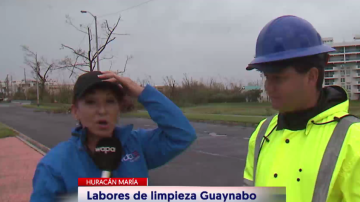 Reporteros de WAPA TV informando sobre el paso del huracán María desde la isla.