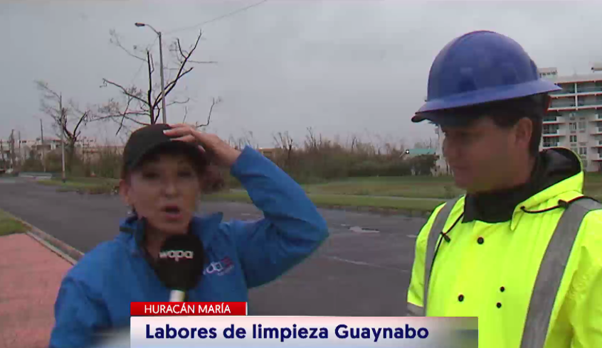 Reporteros de WAPA TV informando sobre el paso del huracán María desde la isla.