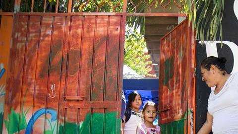 Son más de 30 menores los que asisten a las clases. EFE