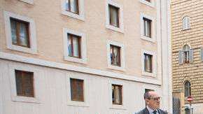 El lujoso automóvil lo recibió en su residencia en la Casa Santa Marta./ EFE