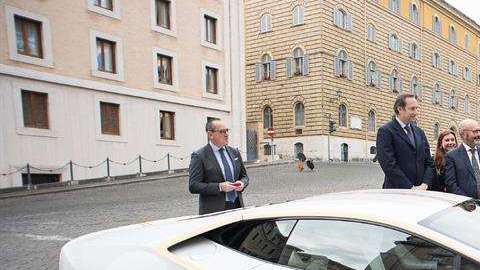 El lujoso automóvil lo recibió en su residencia en la Casa Santa Marta./ EFE