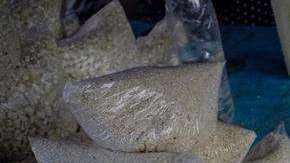 Bolsas de leche a la venta en un puesto informal en una calle de Caracas./EFE