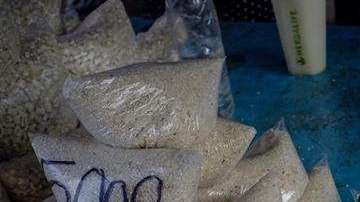 Bolsas de leche a la venta en un puesto informal en una calle de Caracas./EFE