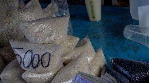 Bolsas de leche a la venta en un puesto informal en una calle de Caracas./EFE