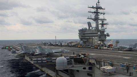 Vista del portaaviones estadounidense USS Ronald Reagan mientras participa en unas maniobras militares. EFE