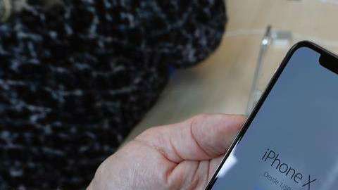 Una persona sostiene un nuevo iPhone X. / EFE
