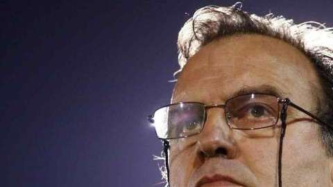 Marcelo Bielsa podría quedarse sin trabajo por acudir al funeral de su amigo Bonini.