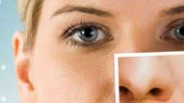 Mujer con labios hinchados no puede respirar.