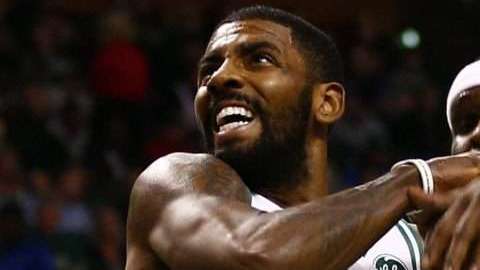 Kyrie Irving de los Boston Celtics sigue causando controversia con sus teorías de la conspiración.
 (Foto: EFE/CJ Gunther)