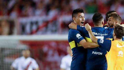 Los jugadores de Boca Juniors celebran su victoria ante River Plate en la Superliga argentina. (Foto: EFE/David Fernández)