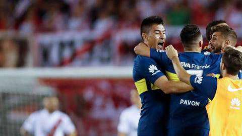 Los jugadores de Boca Juniors celebran su victoria ante River Plate en la Superliga argentina. (Foto: EFE/David Fernández)