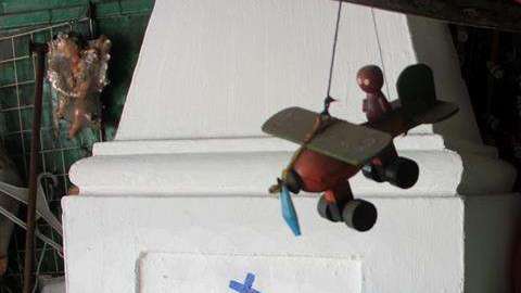 La tumba está llena de objetos infantiles. EFE