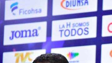 Bryan Beckeles y Eddie Hernández de la selección hondureña de fútbol en conferencia de prensa previa al partido frente a Australia en San Pedro Sula. (Foto: EFE/José Valle)