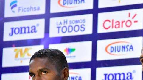 Bryan Beckeles y Eddie Hernández de la selección hondureña de fútbol en conferencia de prensa previa al partido frente a Australia en San Pedro Sula. (Foto: EFE/José Valle)